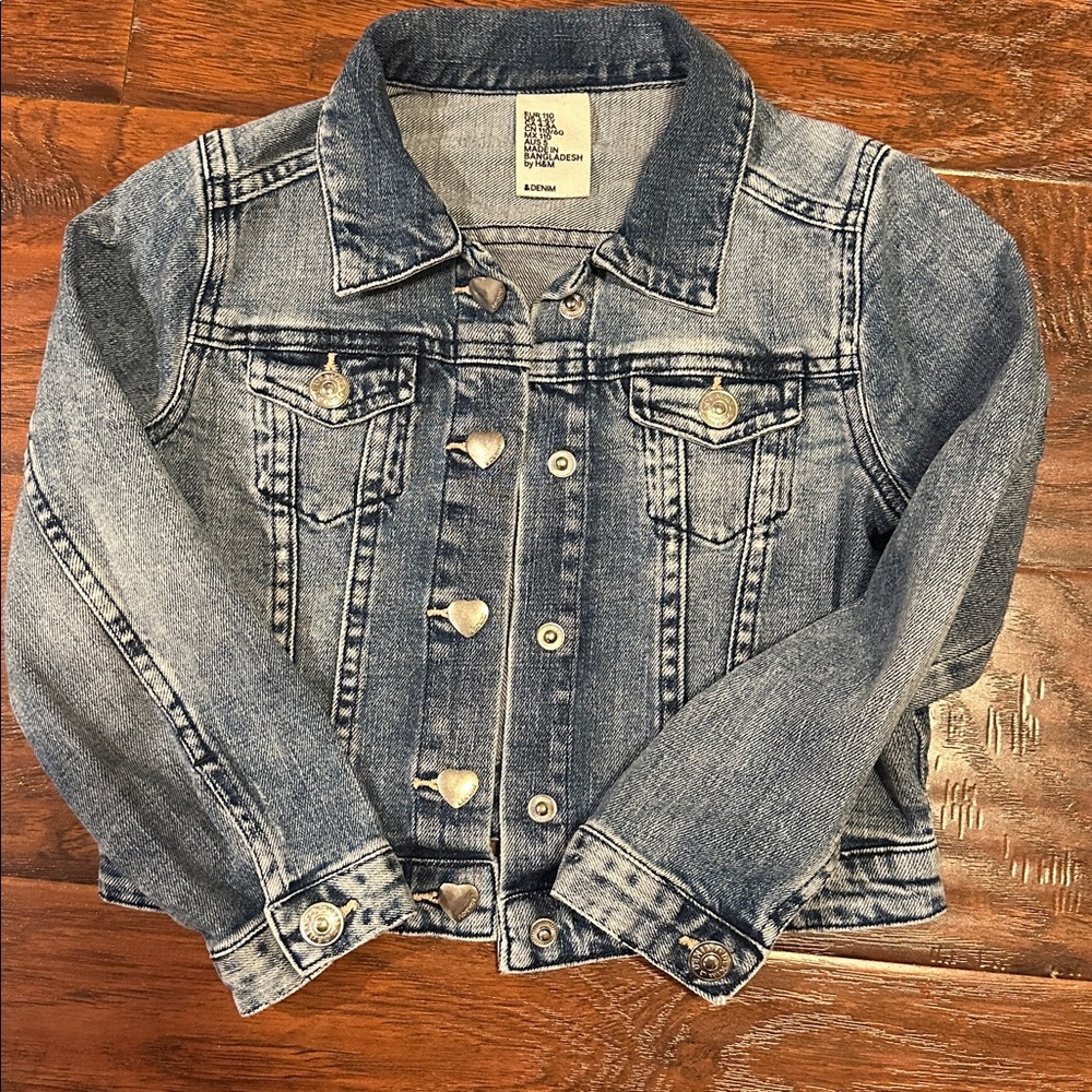 H&M Kids Denim Jacket with Heart Buttons
Condition:Like New(just wear once)